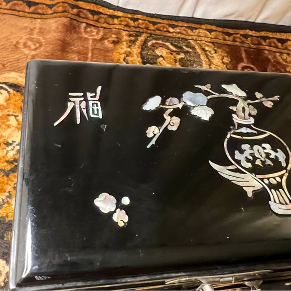 Beautiful Asian Black Laquer & Mother of Pearl Jewelry Box w/ Cherry Blossoms - Picture 4 of 16